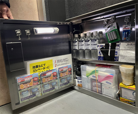 エレベーターキャビネットの内部の写真