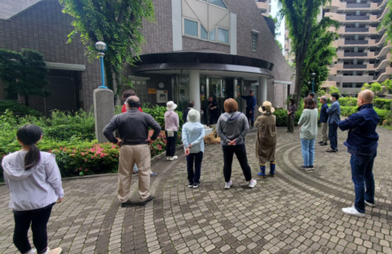 写真:ふれあい館前に集合