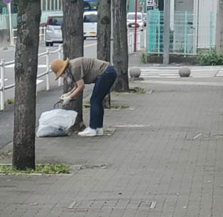 写真:バス通りの草取り風景